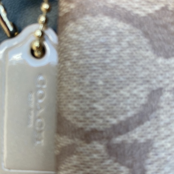 Coach beautiful wristlet new with out tags - Picture 4 of 6